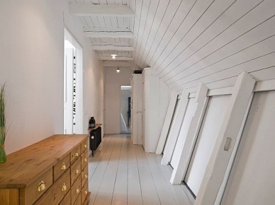 Skandynawski korytarz pod skośnym dachem z drewna (20458)