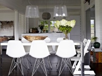 Szklane lampy wiszące nad nowoczesnym białym stołem z krzesłami Vitra na metalowych krzyżakach (24899)