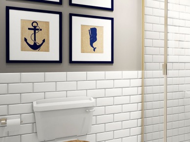 Morskie grafiki na szarej ścianie w łazience z biała glazurą cegiełką i drewnianymi detalami (27089)