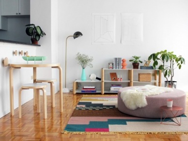 Kolorowy dywan na drewnianym parkiecie w salonie (51476)