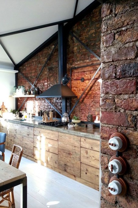 Czerwona cegła w modern rustic kuchni ze skośnymi ścianami