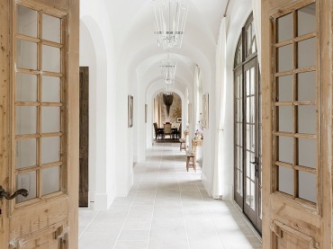 piękne wejście i korytarz w rustykalnym stylu, ale w łagodnym i subtelnym wydaniu - całość na tle nieskazitelnej bieli