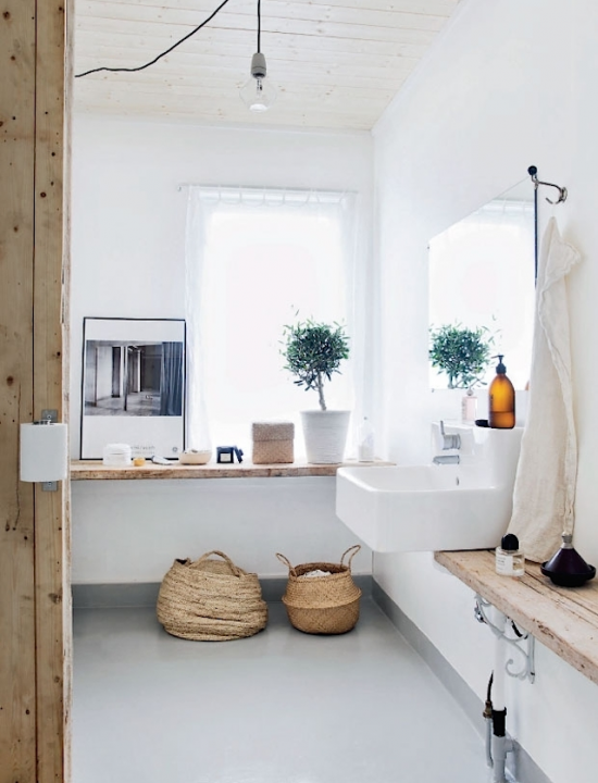 Aranżacja przestronnej łazienki z białą podłogą i drewnem