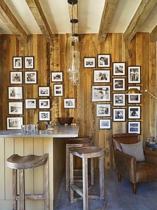 Oryginalna galeria zdjęć na drewnianej ścianie
