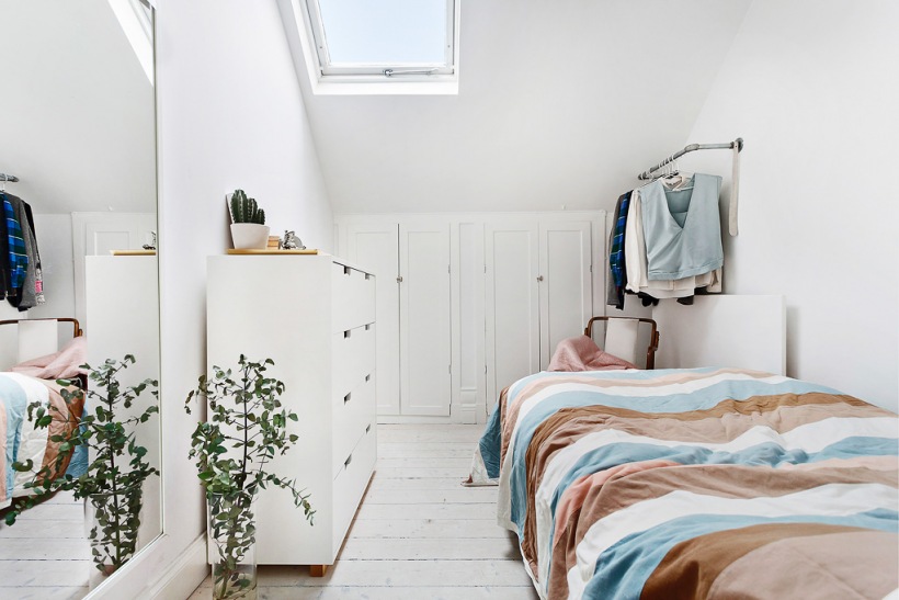 Biała sypialnia na poddaszu z kolorowymi dodatkami