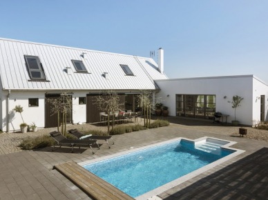 Letni biały domek szwedzki z basenem i drewnianym tarasem (28626)