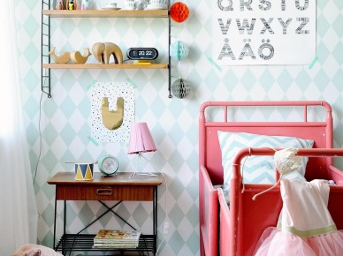Wzorzysta tapeta i kolorowe łóżeczko w pokoju dziecięcym (51874)