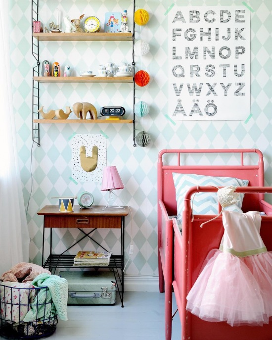 Wzorzysta tapeta i kolorowe łóżeczko w pokoju dziecięcym