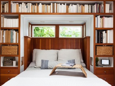 Jeśli masz małą sypialnię to ten pomysł powinien przypaść Ci do gustu. Drewniane regały w pełni zabudowują przestrzeń...