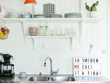Aranżację kuchni urozmaicają kolorowe dodatki oraz naczynia. Na błękitnej szafce ustawiono trafną typografię nawiązującą do skandynawskiego...