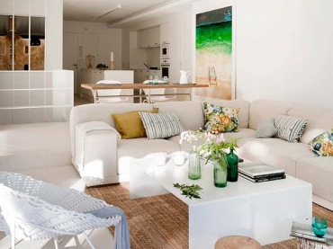 Majorka w nowoczesnej aranżacji domu - białe wnętrze pełne świeżości, dizajnerskich mebli, z pięknym tarasem i widokiem na Morze śródziemne -...