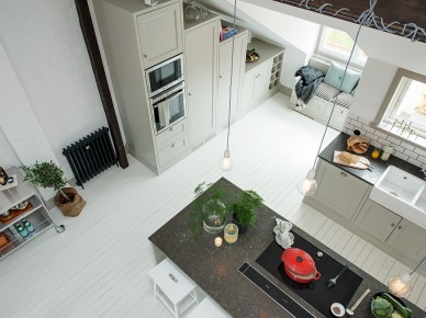 Widok z góry na   otwartą przestrzeń szalonu z kuchnią  w biało-szarym kolorze (25937)