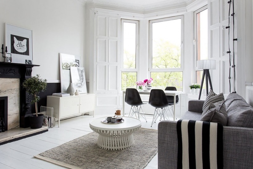 Biało-czarna aranżacja salonu z wykuszem w stylu skandynawskim