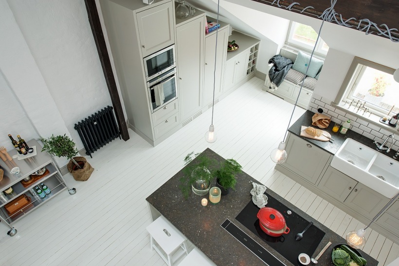 Widok z góry na   otwartą przestrzeń szalonu z kuchnią  w biało-szarym kolorze
