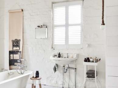 Wiejski styl w łazience z białą cegłą i podłogą (48317)