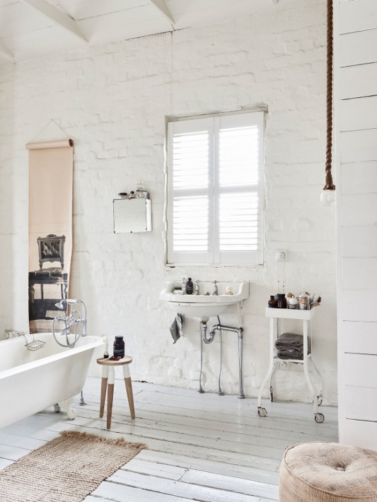 Wiejski styl w łazience z białą cegłą i podłogą