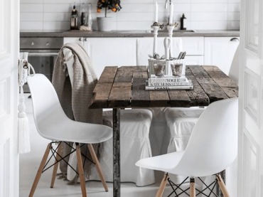 Kuchnię urządzono razem z jadalnią w klimatycznym skandynawskim stylu. Jego charakter podkreśla biały kolor oraz wyraźne elementy drewna. Prosty, ale efektowny żyrandol nad stołem potęguje oryginalność...
