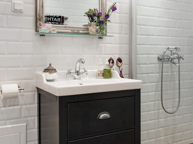 Biała płytka glazurowana cegiełka na ścianie w łazience z duzym stylowym szarym lustrem i czarną szafką pod umywalką (25856)