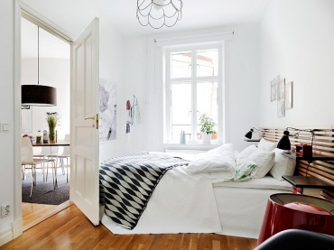 Sypialnia została utrzymana w bardzo minimalistycznym stylu. 