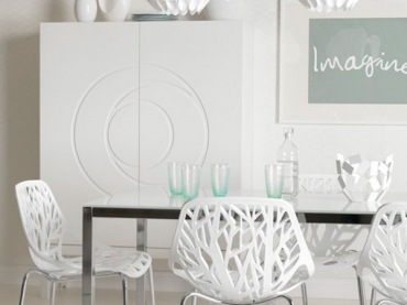 Biała kuchnia,biała jadalnia,białe rzesła,ażurowe krzesła,białe dekoracje,białe wnętrza (33232)