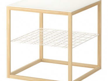 Prosty stolik z dodatkową metalową półeczką o ciekawej geometrycznej formie. Pasuje do skandynawskich wnętrz, ale...
