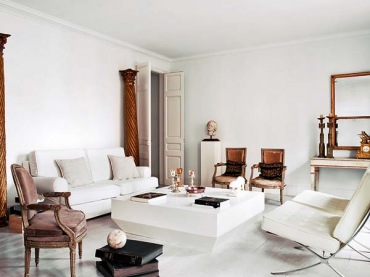 we współczesnym, białym wnętrzu postawiono obok siebie piękne, stylowe krzesła i nowoczesne sofy i fotele. Duet piękny...