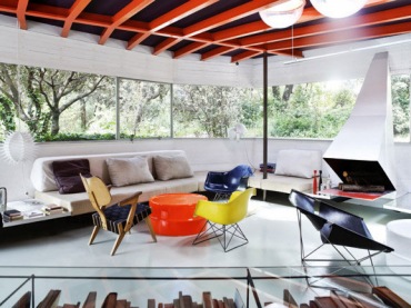  To jest niesamowity dom w geometrii prostej i nieregularnej, ze szklanymi ścianami od podłogi do sufitu, dachy...