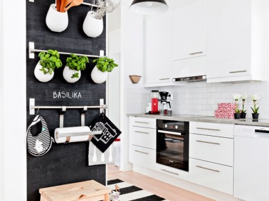 Czarna farba tablicowa na ścianie z pólkami w kuchni (21010)