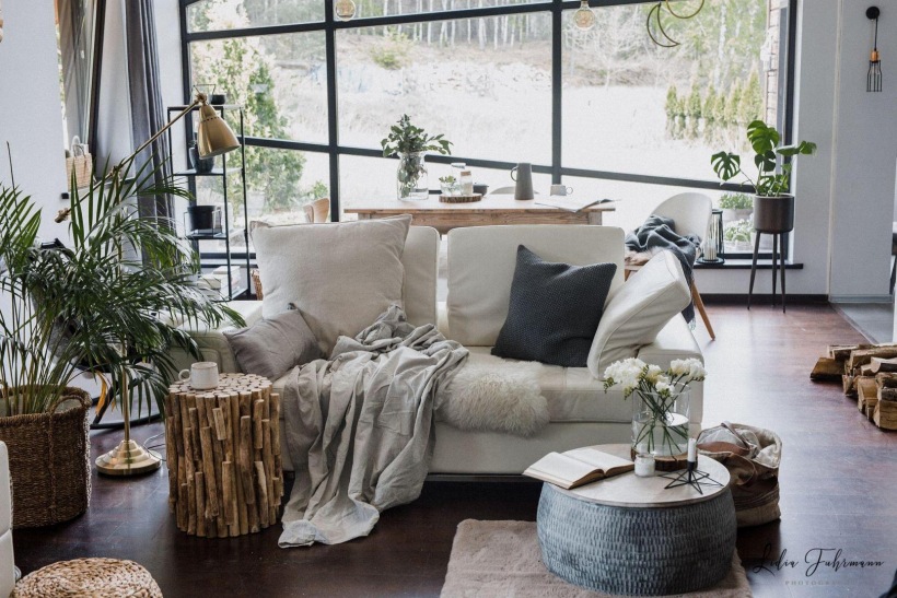 Naturalna aranżacja salonu z białą sofą i oryginalnym stoliczkiem