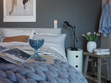 Błękitne dodatki i białe meble w szarej sypialni (52130)