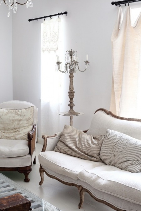 Francuska sofa z fotelem w aranżacji salonu z detalami w stylu shabby