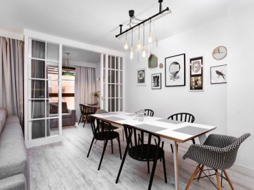 Kontrast bieli i czerni tworzy elegancki charakter i ożywia wnętrze. W jadalni przy stole ustawiono krzesła z dwóch...