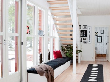 Drewniane ażurowe schody w przeszklonej, otwartej przestrzeni domu (21007)