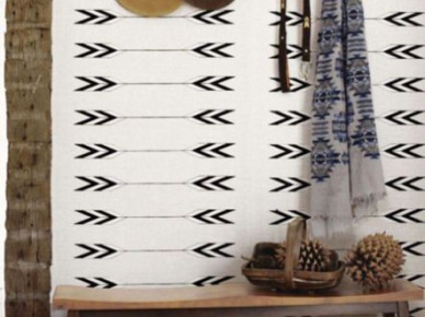 Drewniana prosta ławka z surowego drewna,biało-czarna tapeta z graficznym wzorem,dywan z juty,pleciony kosz,metalowy wieszak na ścianie w przedpokoju (25779)