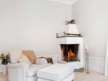 skandynawski model białego, chłodnego i minimalistycznego mieszkania, które ocieplone zostało umiejętnie ciepłymi...