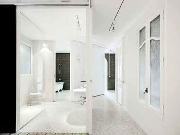 biały apartament ma nie tylko nietypowe ściany, większość po skosach, ale posiada wspaniałą mozaikę na podłodze w różnorodnych wzorach. kolor bieli, szarości i srebra - to kolory podłogi, której różne wzory zostały połączone ciekawie i niemalże doskonale...