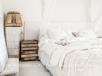 Drewniane skrzynki i  łóżko z drewnianą ramą i bladachimem w białym kolorze (22492)