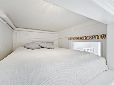Antresola z łóżkiem i świetlikiem nad sufitem przedpokoju (24502)
