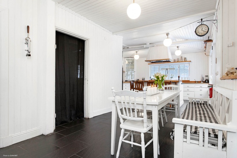 Jadalnia otwarta na kuchnię w tradycyjnym, skandynawskim stylu