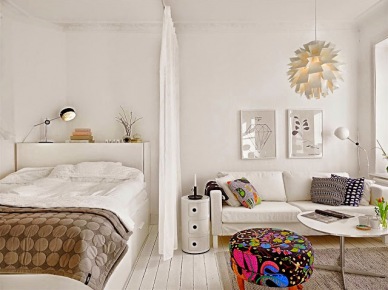 Pomysł na sypialnię razem z salonem w stylu skandynawskim (28530)