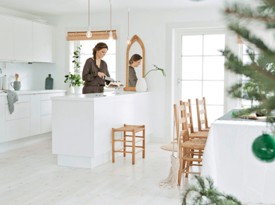 Biała otwarta kuchnia w stylu skandynawskim (48340)