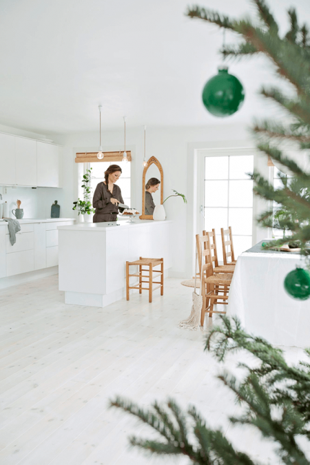 Biała otwarta kuchnia w stylu skandynawskim
