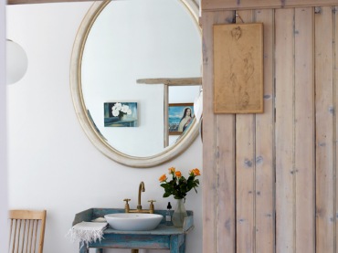 urocza, wiejska łazienka w stylu vintage - piękne i typowe meble w starzonej formie i beżowej i turkusowej patynie