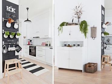 Jeśli szukacie dywaniku do białej kuchni, to na pewno ten w biało-czarnym kolorze będzie prezentował się idealnie.