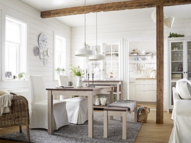 Biała kuchnia z jadalnią z krzesłami w bialych ubrankach, z ławką i wiklinowym fotelem (24871)