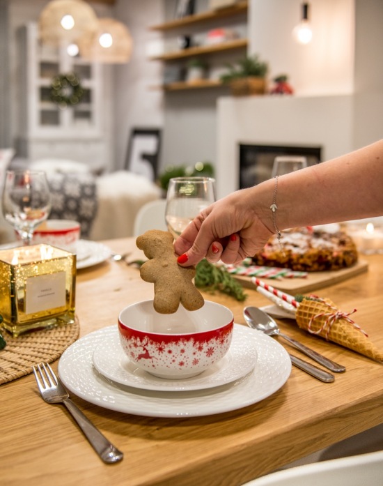 Domowe pierniki i świąteczne dekoracje na stole