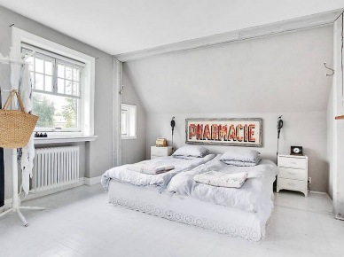 Skandynawska aranżacja sypialni z koronowymi dekoracjami łóżka,biała sypialnia, (21694)