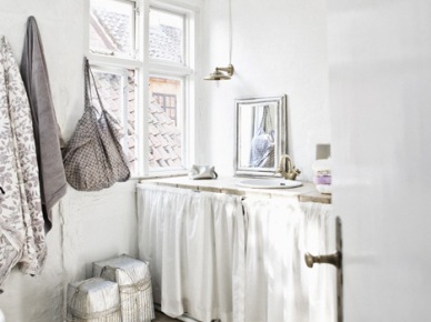 Romantyczna wiejska łazienka w bieli z bawełnianymi fartuchami przy szafkach (24027)