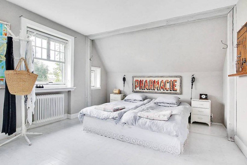 Skandynawska aranżacja sypialni z koronowymi dekoracjami łóżka,biała sypialnia,