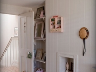 Biało-szary dom urządzony w tradycji - dodatki w skórze i naturalnym kolorze drewna. całość bardzo ciepła, przyjazna,...